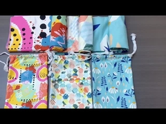 Dostosowany ręcznik plażowy z mikrofibry. Wysoka trwałość i lekkość